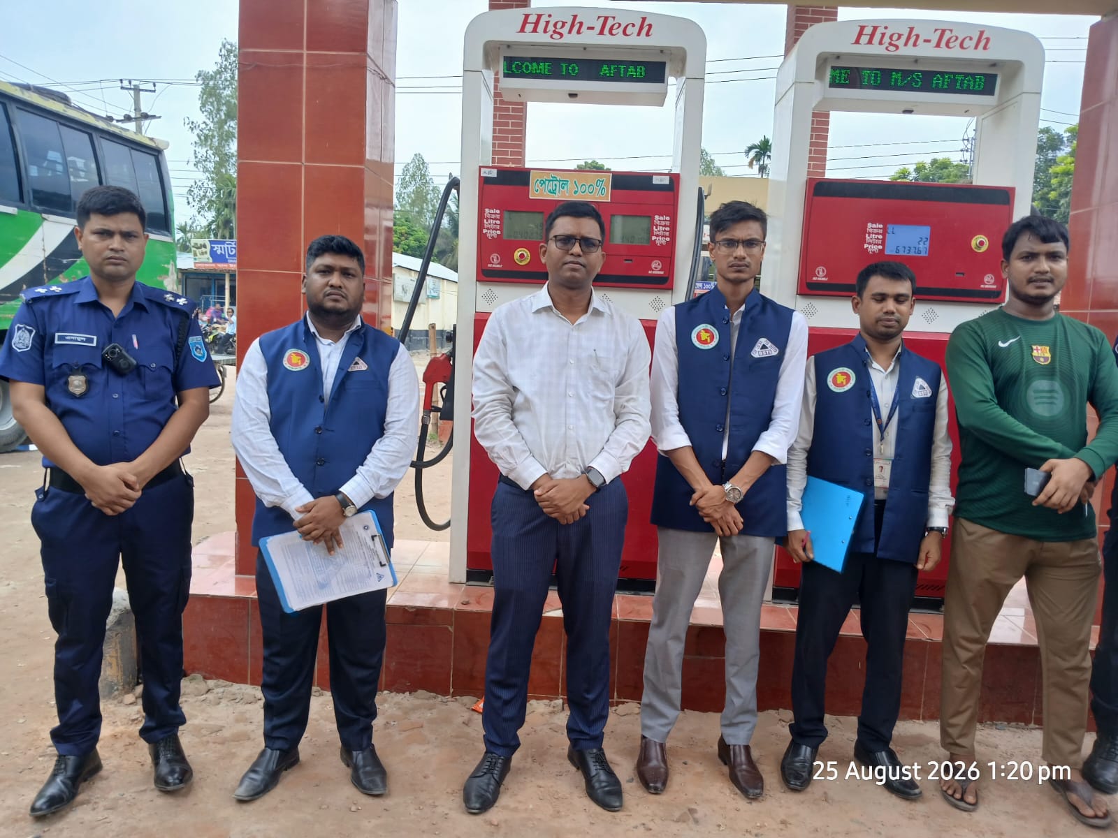 ডিমলায় তেল ওজনে কম ও ভুয়া তথ্যের অপরাধে দুই প্রতিষ্ঠানকে ৬০ হাজার টাকা জরিমানা