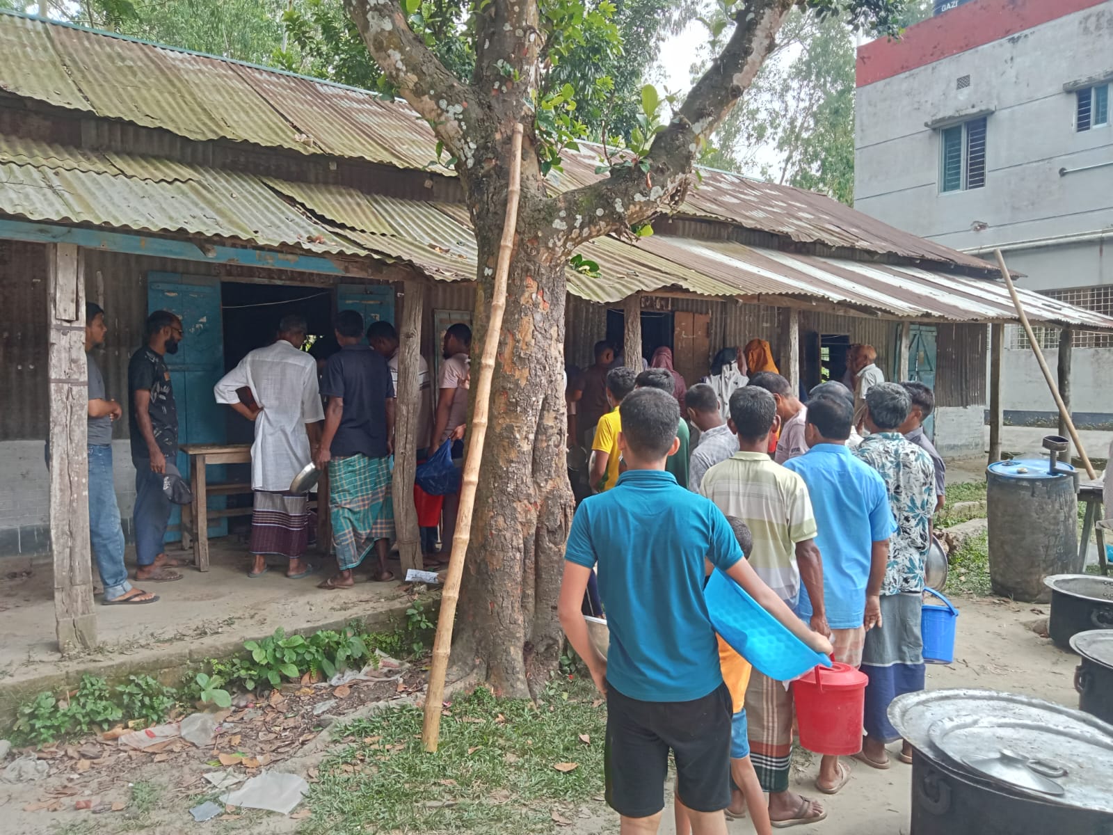 রৌমারী গ্রামে ঐতিহ্যবাহী ঈদে মিলাদুন্নবী উদযাপন: এক হাড়ি খিঁচুড়িতে ১২০০ পরিবারের ৬ সহস্রাধিক মানুষের ভূরিভোজ