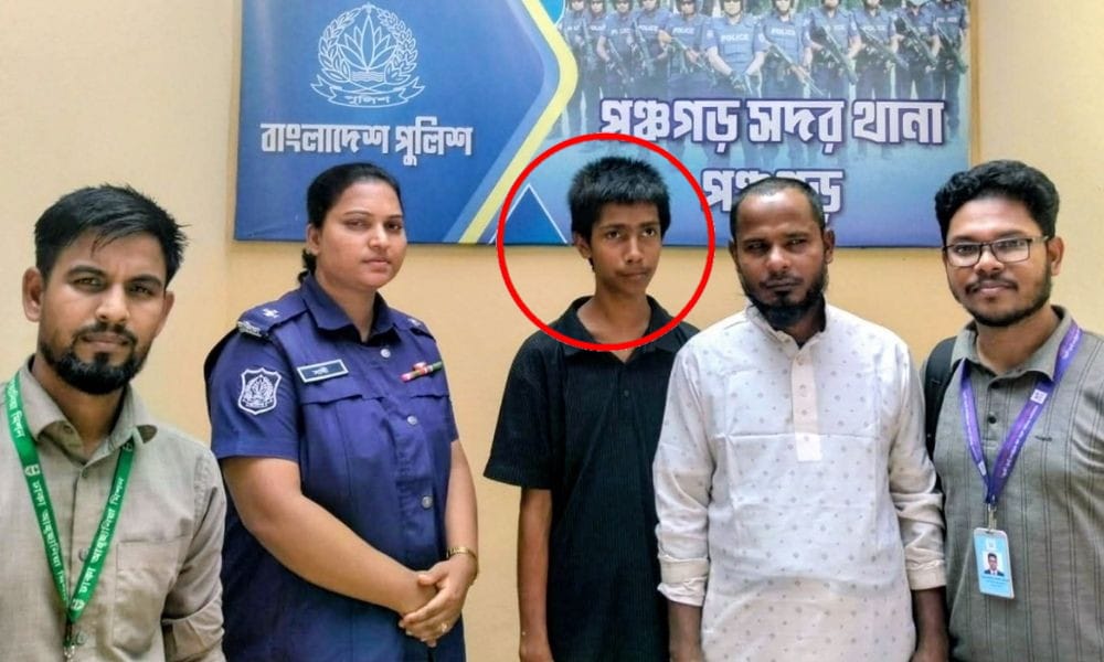 চট্টগ্রামের পরিচয়ে পঞ্চগড়ে রোহিঙ্গা তরুণ, পরিবারের কাছে হস্তান্তর