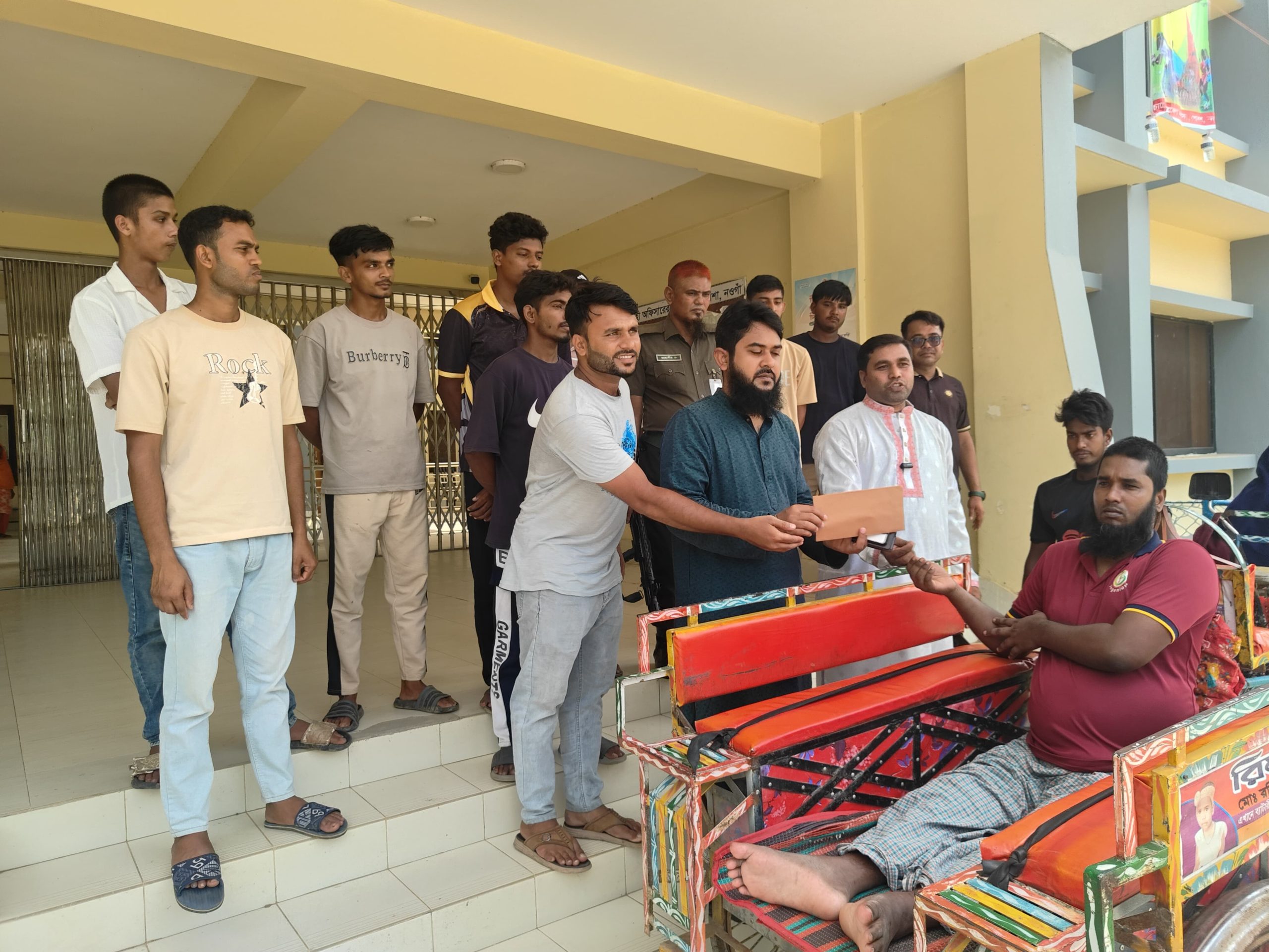 পোরশায় অসুস্থ তরুণের চিকিৎসায় ১০ হাজার টাকা সহায়তা দিল নিতপুর সংগ্রাম পরিষদ।