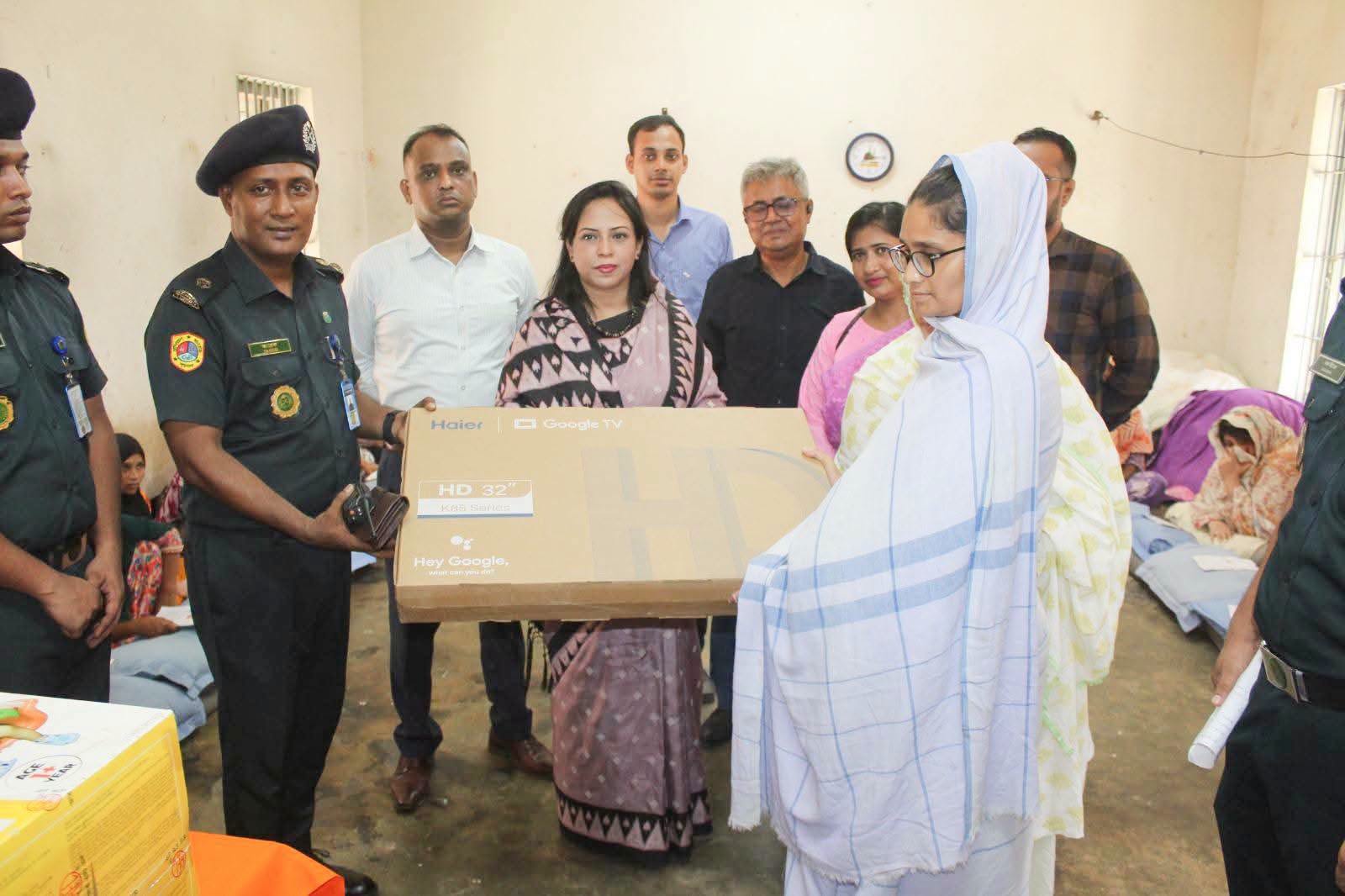 নরসিংদীতে কারাগারে বন্দীদের জন্য টিভি, বাদ্যযন্ত্র ও সেলাই মেশিন বিতরণ”