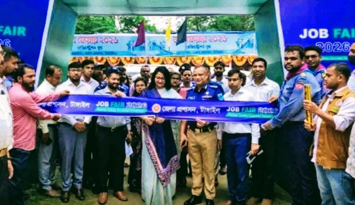 টাঙ্গাইলে প্রথমবারের মতো জব ফেয়ার, ৫১ প্রতিষ্ঠানের স্টলে চাকরিপ্রার্থীদের ভিড়