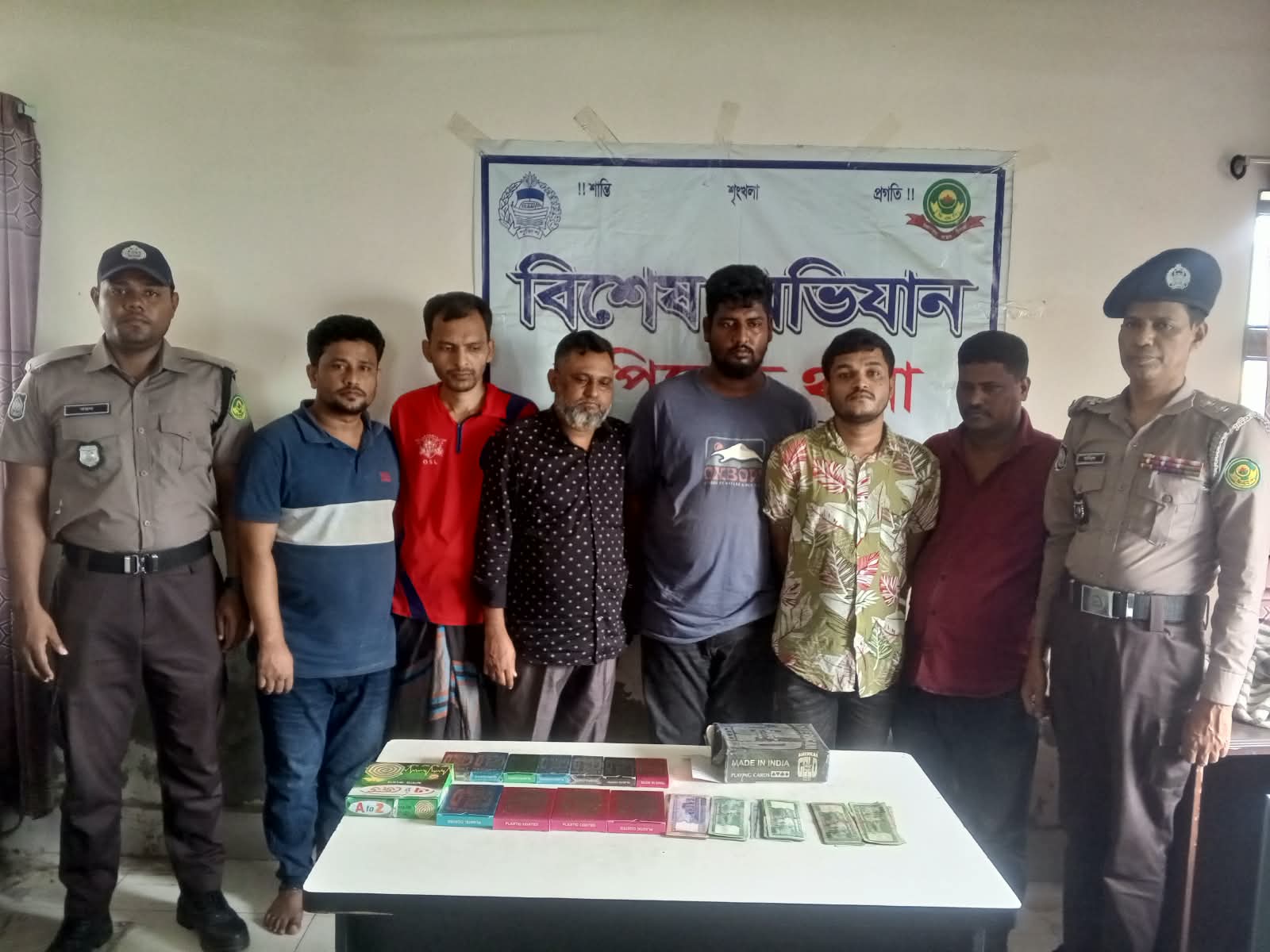 আকমল আলীতে জুয়ার আস্তানায় পুলিশের অভিযান, গ্রেপ্তার ৬ তাস ও নগদ ৩৩ হাজার ৯০০ টাকা উদ্ধার, পলাতক সহযোগীদের গ্রেপ্তারে অভিযান