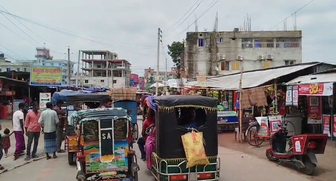 গোপালগঞ্জে ৬০ ফুটের সড়ক এখন ২৫ ফুট, দুই মিনিটের পথ যেতে লাগে ২০ মিনিট