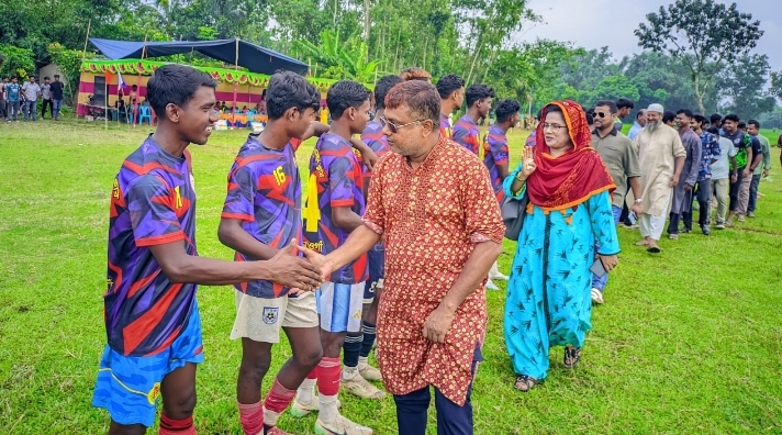 ধামইরহাটে আদিবাসী ফুটবল টুর্নামেন্ট ও প্রমিলা ফুটবল প্রীতি ম্যাচের উদ্বোধন