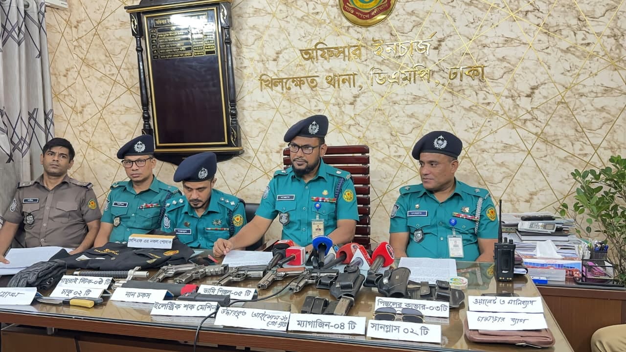 ৩০০ ফিটে ভুয়া ‘র্যাব’ সেজে ছিনতাই: ডামি পিস্তলসহ গ্রেফতার ৩