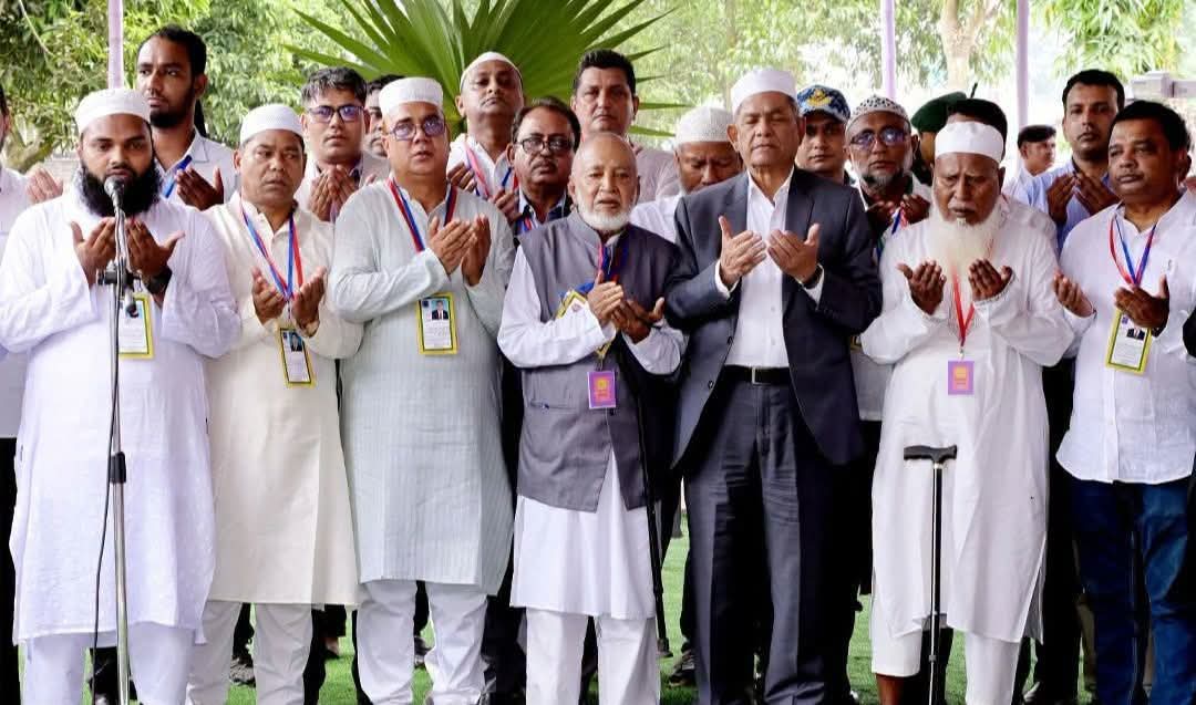 নিজ জেলায় এসেই বাবা- মায়ের কবর জিয়ারত করেন রাষ্ট্রপতি,মির্জা ফখরুল।