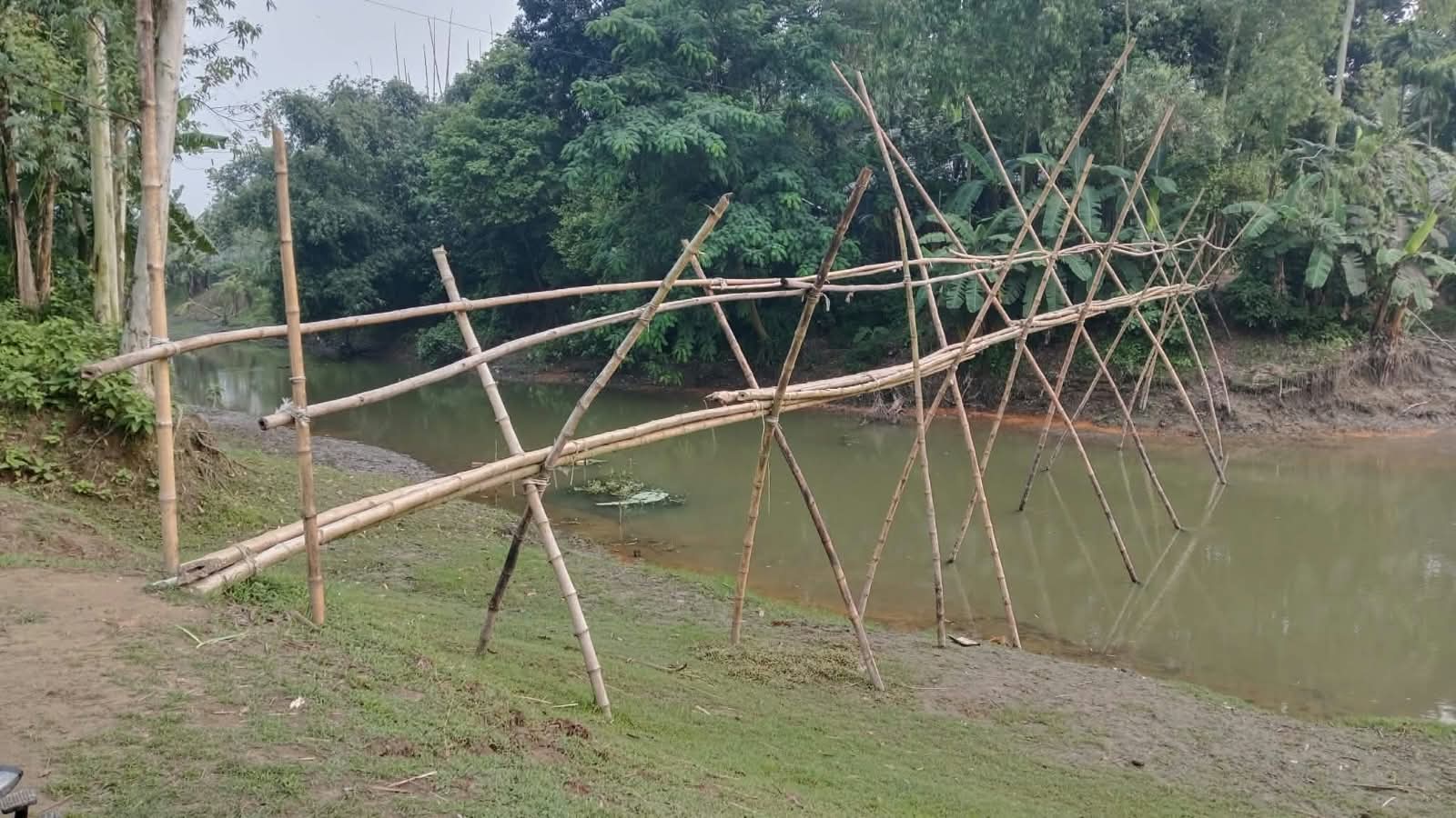 সেতু নেই, বাঁশের সাঁকোয় ঝুঁকিপূর্ণ পারাপার; হাত-পা ভাঙছে পথচারীর