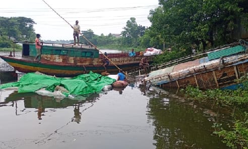 তিতাস নদীর তীরে দেড় কোটি টাকার পণ্যবাহী নৌকাডুবি
