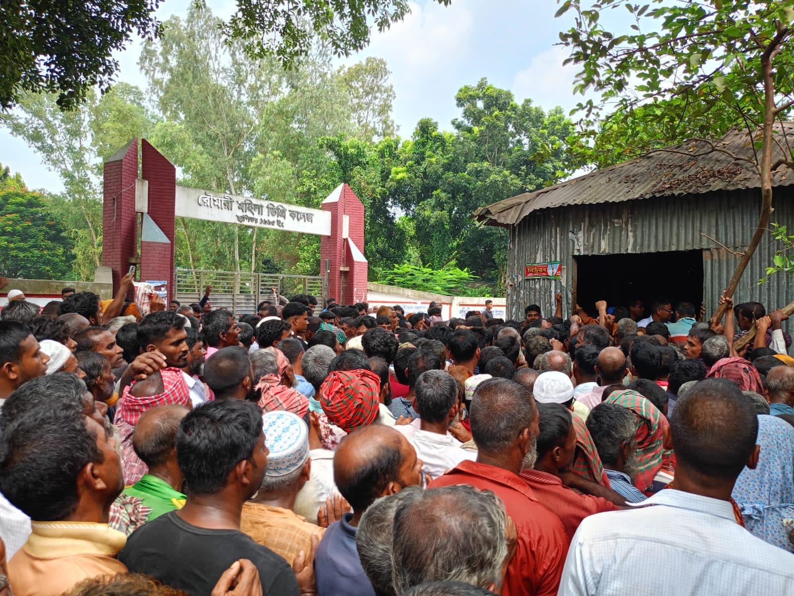রৌমারীতে সার ডিলারের গুদাম ভেঙে শতাধিক বস্তা সার নিয়ে গেলেন কৃষকেরা
