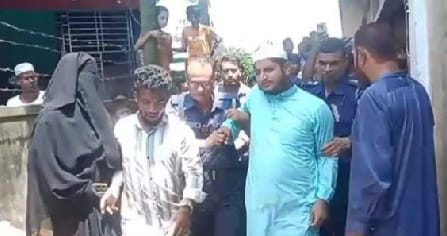 হাসপাতালে ব্যথায় কাতরাচ্ছে আহত সন্তান, অভিযুক্ত শিক্ষককে ছাড়াতে থানায় মা!