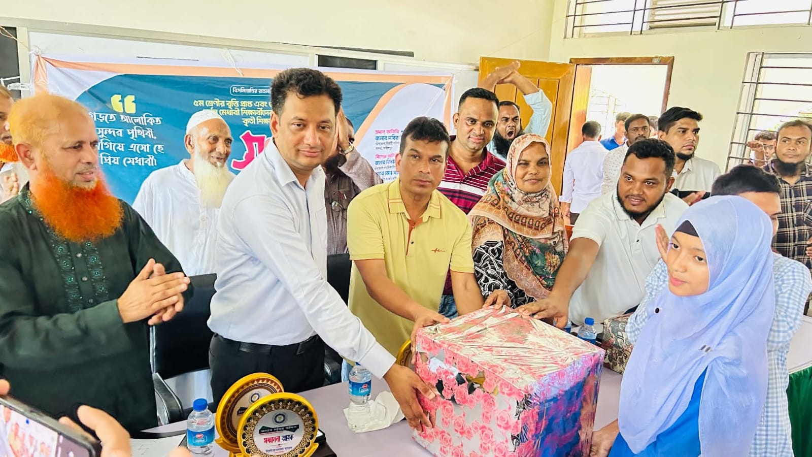 সালথার ইউসুফদিয়ায় কৃতি শিক্ষার্থীদের সংবর্ধনা ও বৃত্তি প্রদান