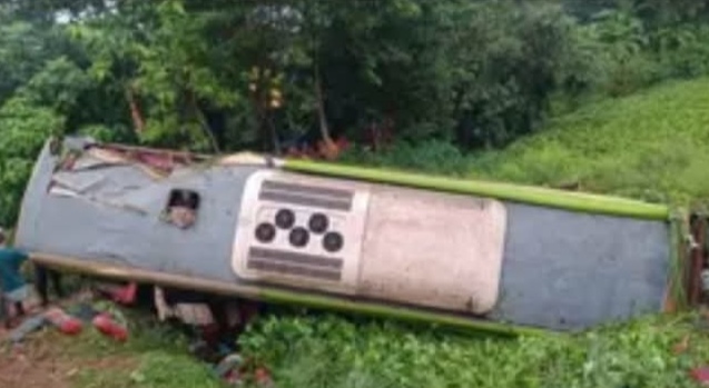 কুমিল্লা চান্দিনার মহাসড়কে নিয়ন্ত্রণ হারিয়ে যাত্রীবাহী বাস খাদে, আহত-৮