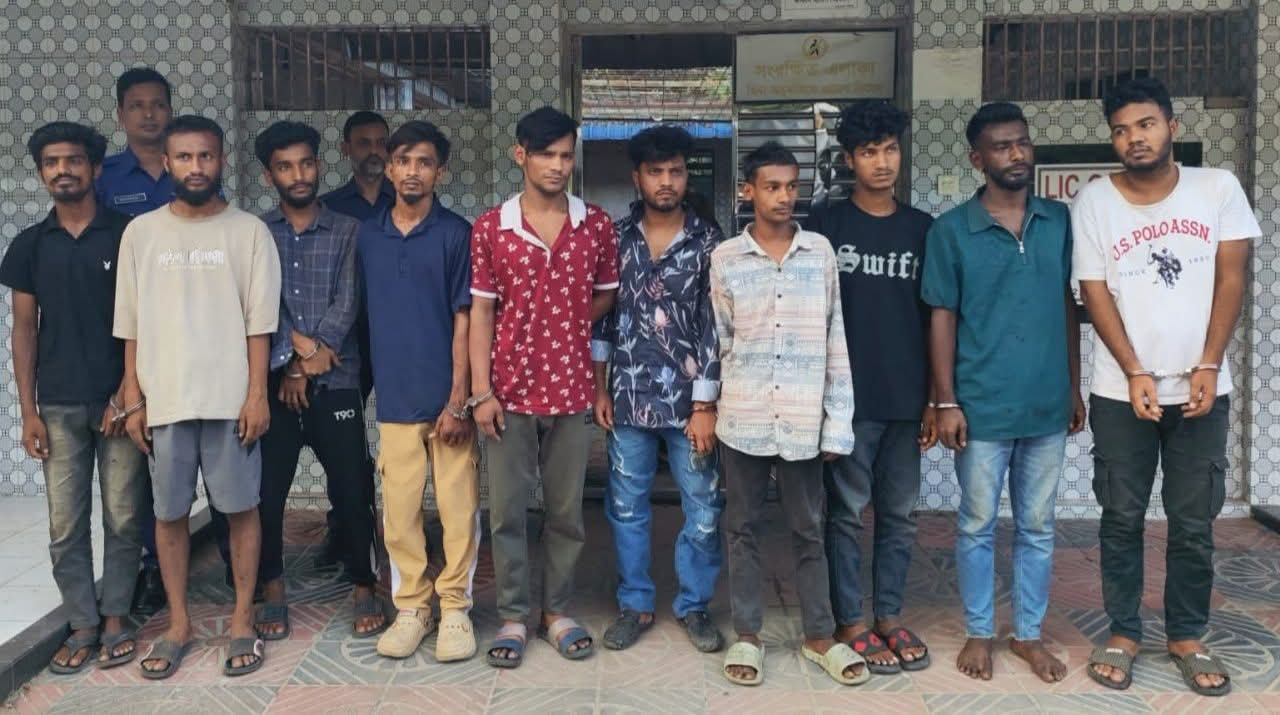 কুমিল্লায় ডিবি পুলিশের সাঁড়াশি অভিযানে ১০ ছিনতাইকারী আটক