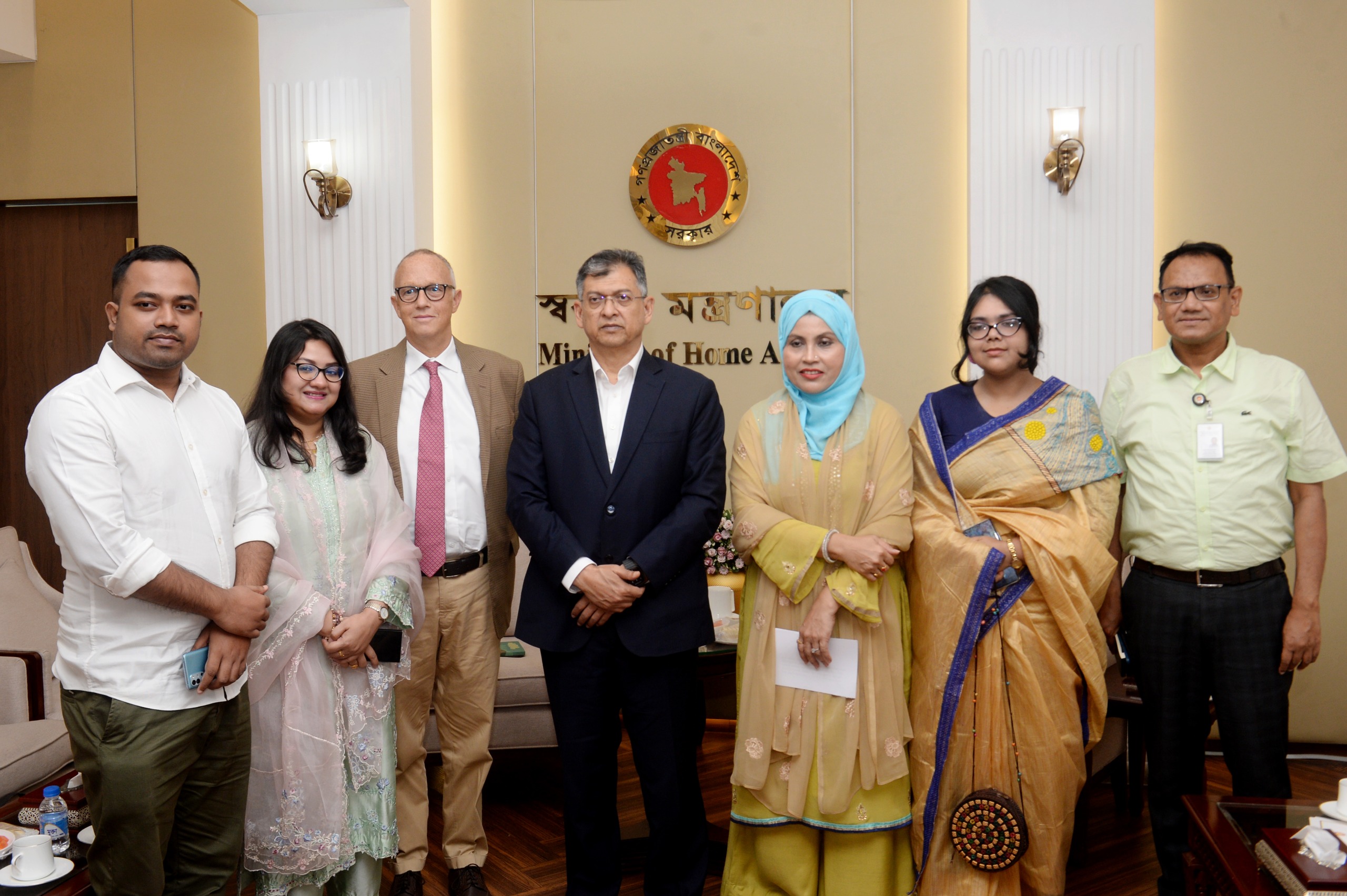সাইবার বুলিং প্রতিরোধে সর্বসম্মত নীতি চায় আইআরআই, সাংবাদিকদের সুরক্ষার আশ্বাস স্বরাষ্ট্রমন্ত্রীর