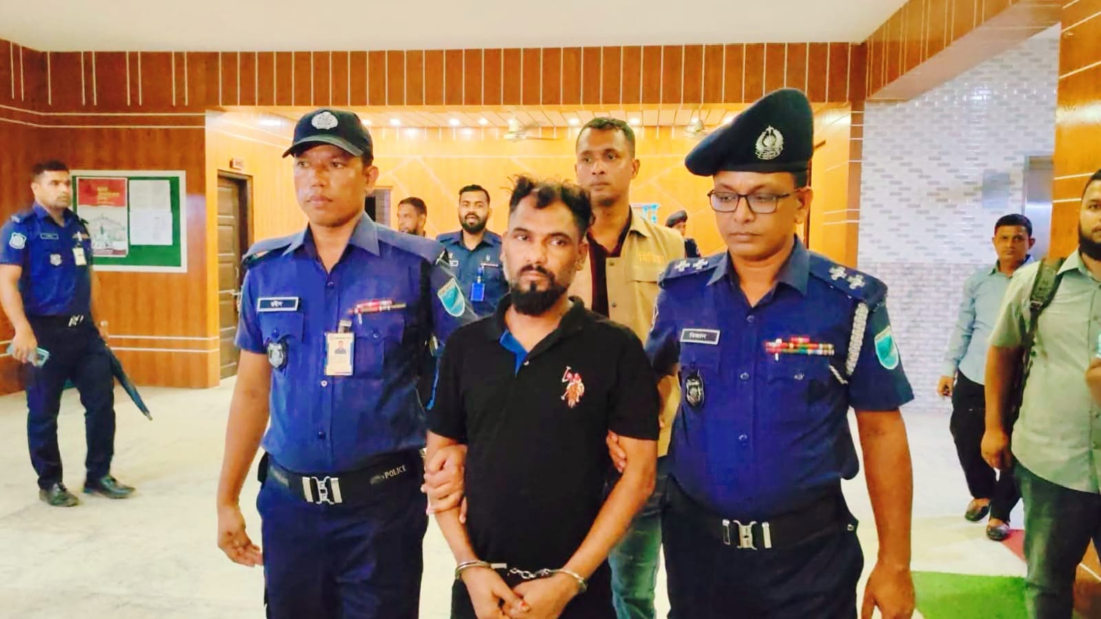 ফরিদপুরে পথচারীকে গুলি, ২২ বোরের রিভলবার উদ্ধার, গ্রেপ্তার ১,