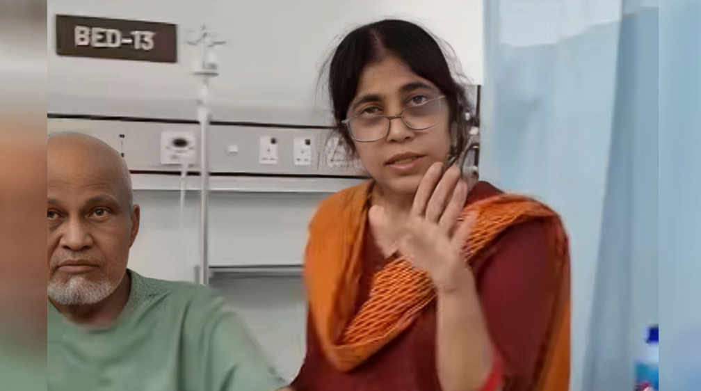 হাসপাতালে শয্যাশায়ী বৃদ্ধ বাবার কাছ থেকে জমির দলিলে সই নেওয়ার চেষ্টার ভিডিও ভাইরাল, সমালোচনার ঝড়