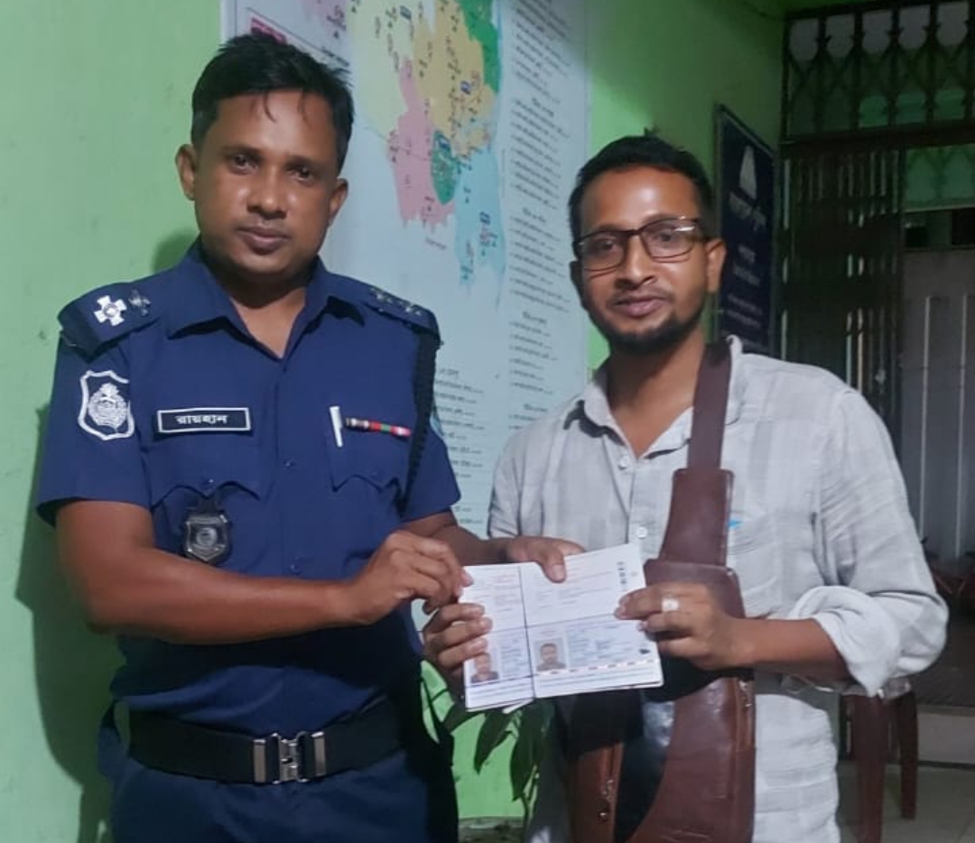 দিনাজপুর বীরগঞ্জে থানা পুলিশের সহায়তায় সৌদি প্রবাসী ফিরে পেল হারিয়ে যাওয়া ব্যাগসহ পাসপোর্ট।