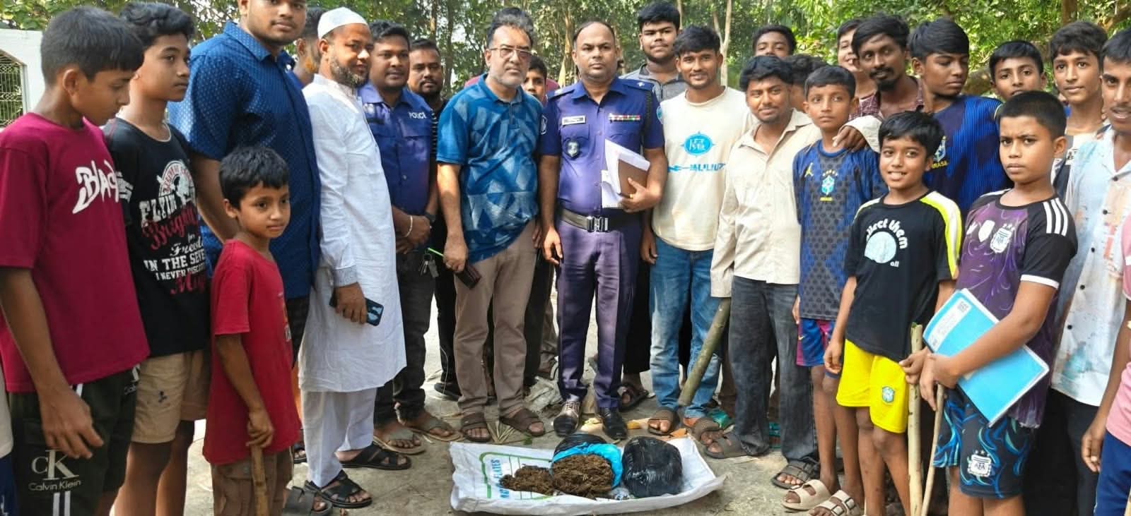 বুড়িচংয়ে পুলিশের অভিযান, গাঁজাসহ আটক ৫